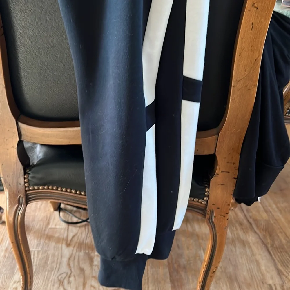 Onzie Sweats - Picture 7 of 7